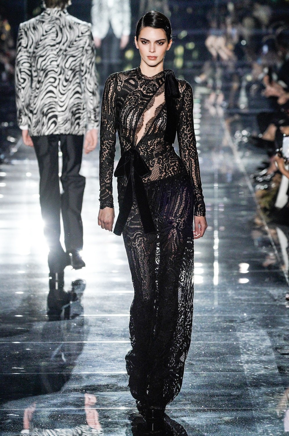 nguoi mau dien do xuyen thau len san dien anh 3