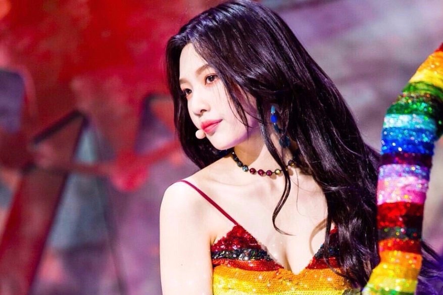 My nhan Red Velvet giam can de hop voi phong cach sexy hinh anh