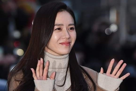 Son Ye Jin duoc khen xinh dep, noi bat du dien do gian di hinh anh