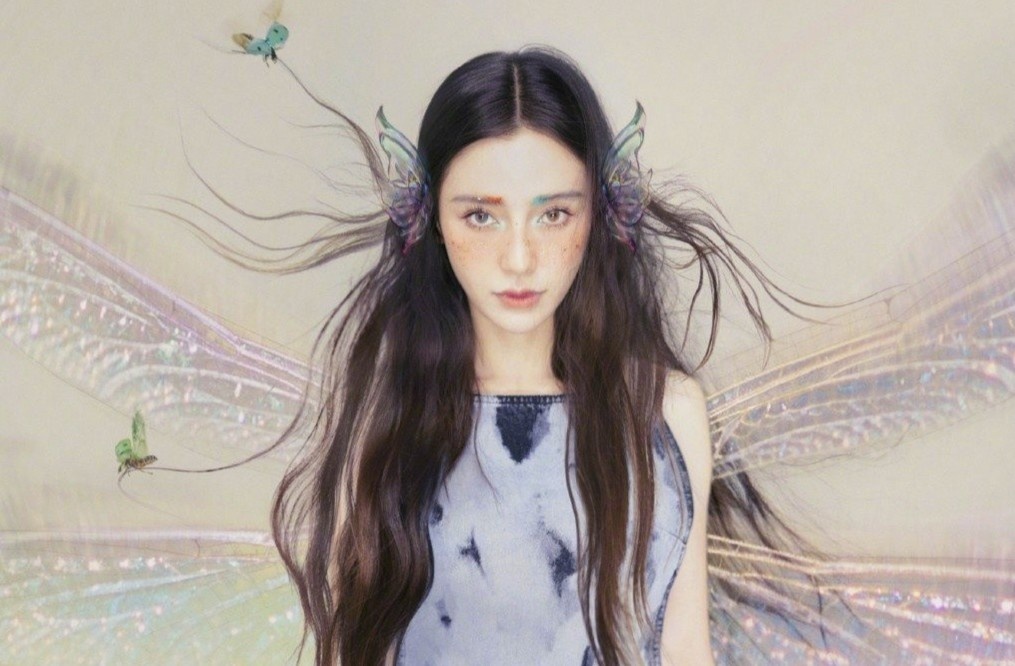 Angelababy ke long may mau xanh - do, gan con trung len mat hinh anh