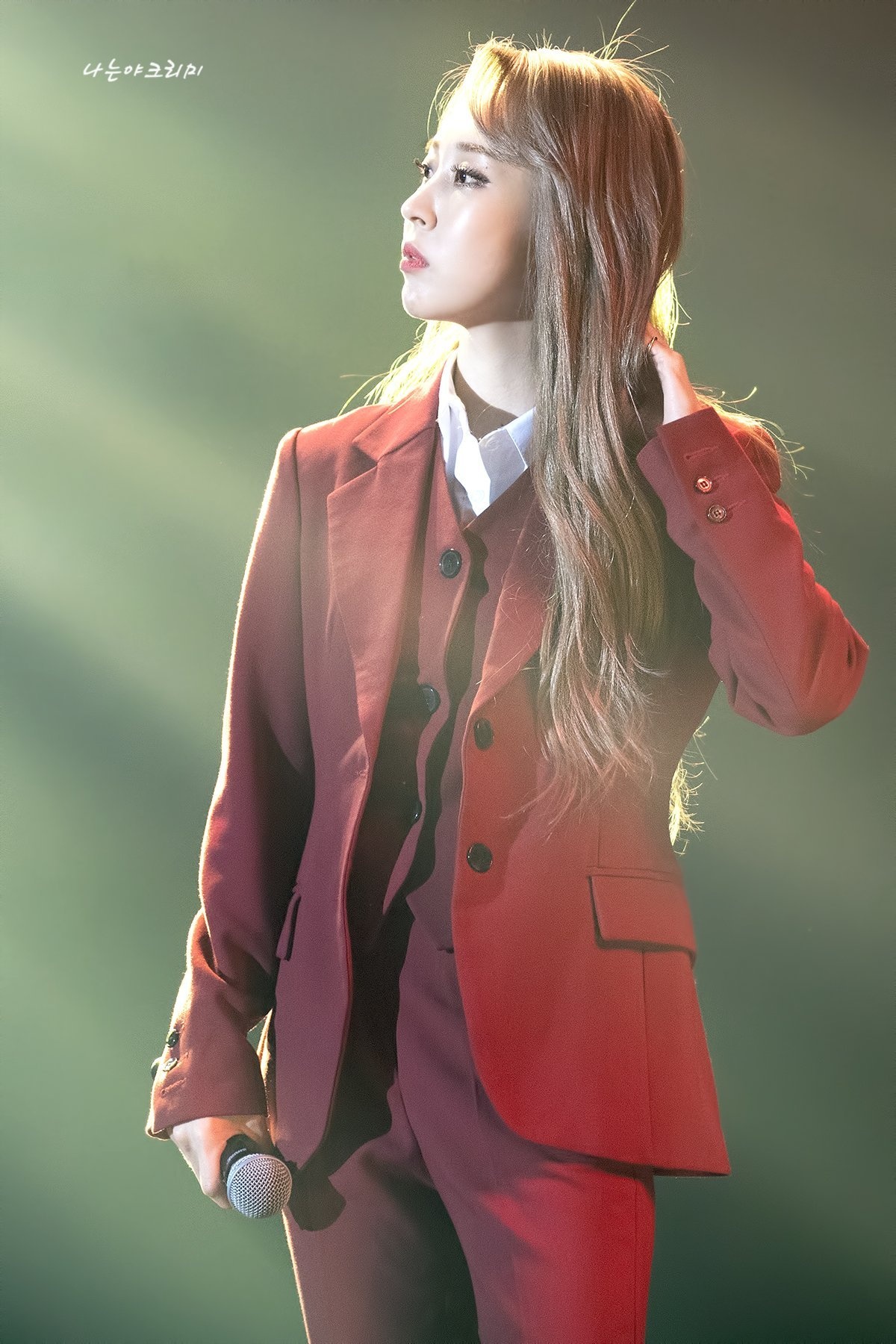 ve nam tinh khi dien suit cua mamamoo anh 2