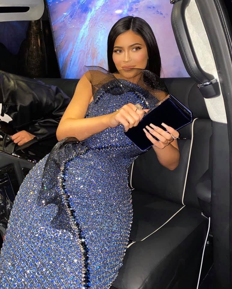 loạt sao nữ nằm ra xe để giữ váy không nhăn ảnh 6 loat sao nu nam ra xe de giu vay khong nhan anh 6