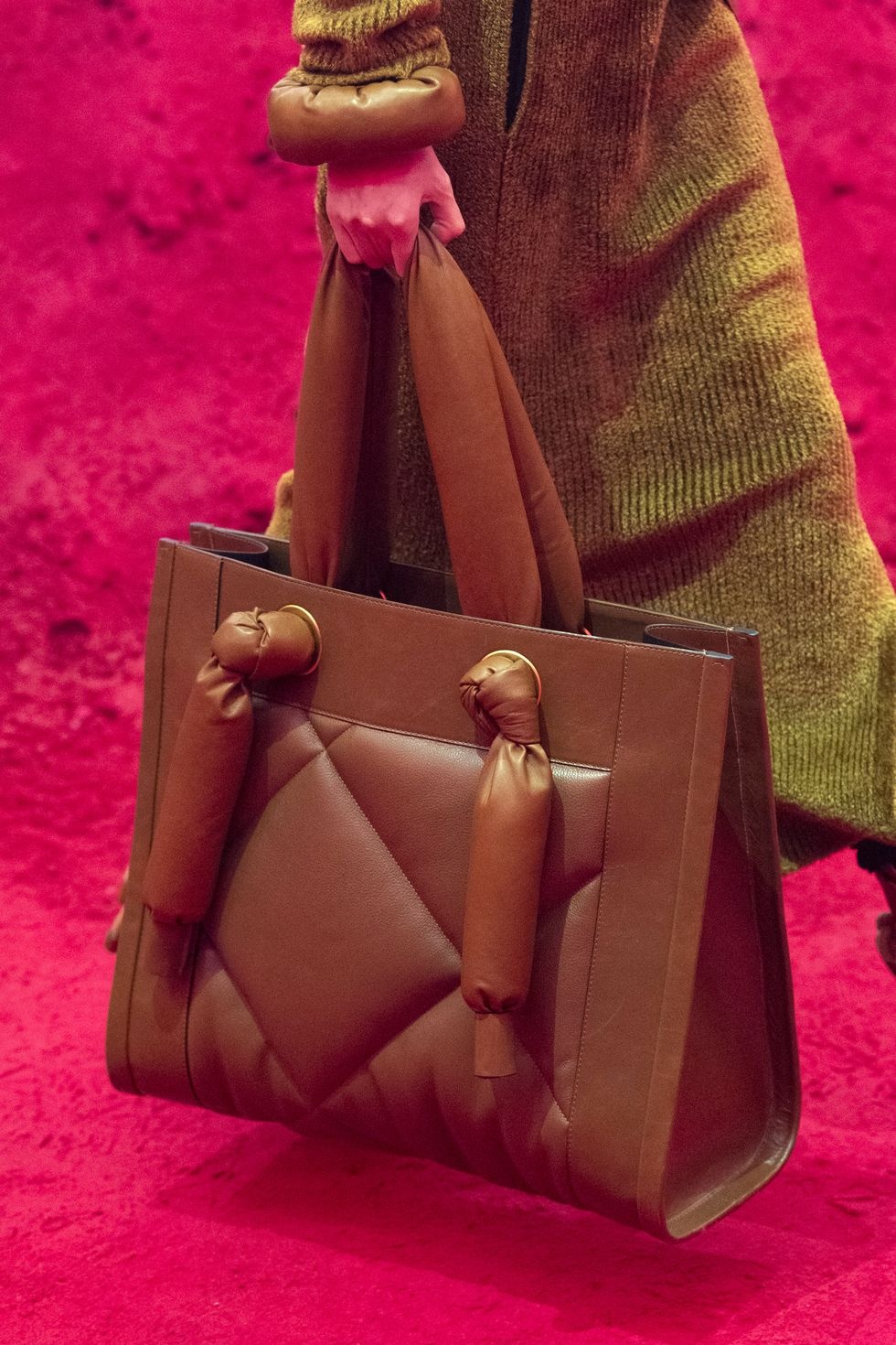 10 mẫu túi xu hướng của năm 2020 ảnh 9 10 mau tui xu huong cua nam 2020 anh 9