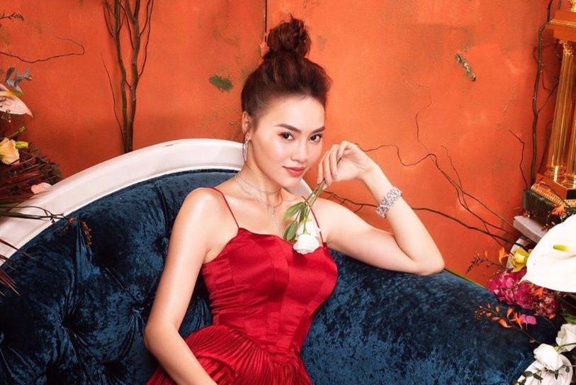 Ninh Duong Lan Ngoc khoe dang thon gon voi vay hai day hinh anh