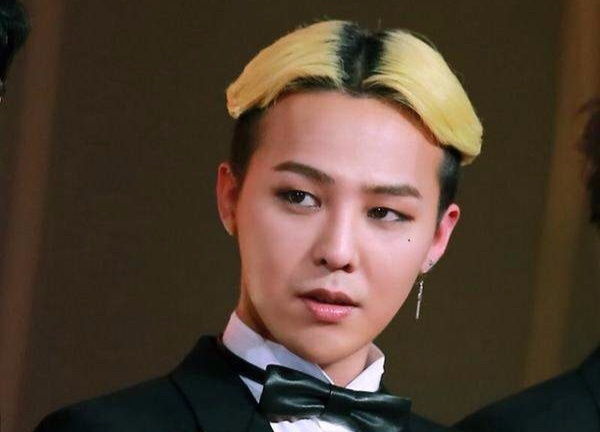 G-Dragon trong ca tinh khi nhuom toc vang, mac do ke caro hinh anh