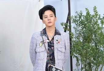 G-Dragon mac ao khoac cua nu, deo tui 5.600 USD du su kien hinh anh