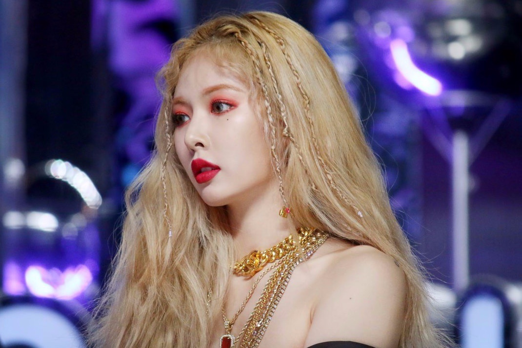 Vi sao HyunA va dan ca si Han phai trang diem dam khi len san khau? hinh anh