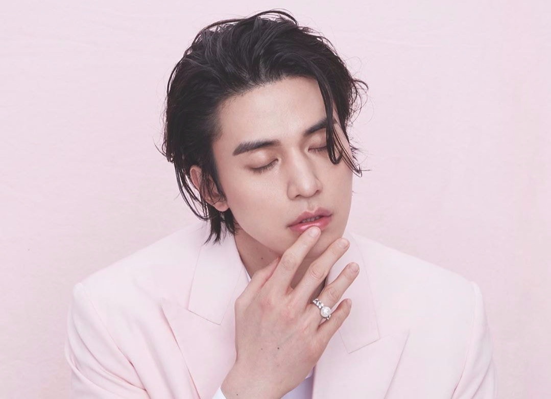 Lee Dong Wook duoc khen lang tu du de toc dai, mac suit hong nu tinh hinh anh
