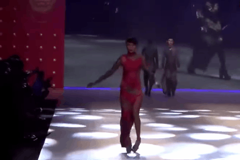 Nguoi mau Trung Quoc vap nga, rot vay tren san dien vi giay cao got hinh anh