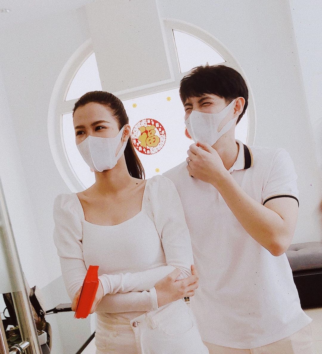 sao viet phoi do voi khau trang anh 2