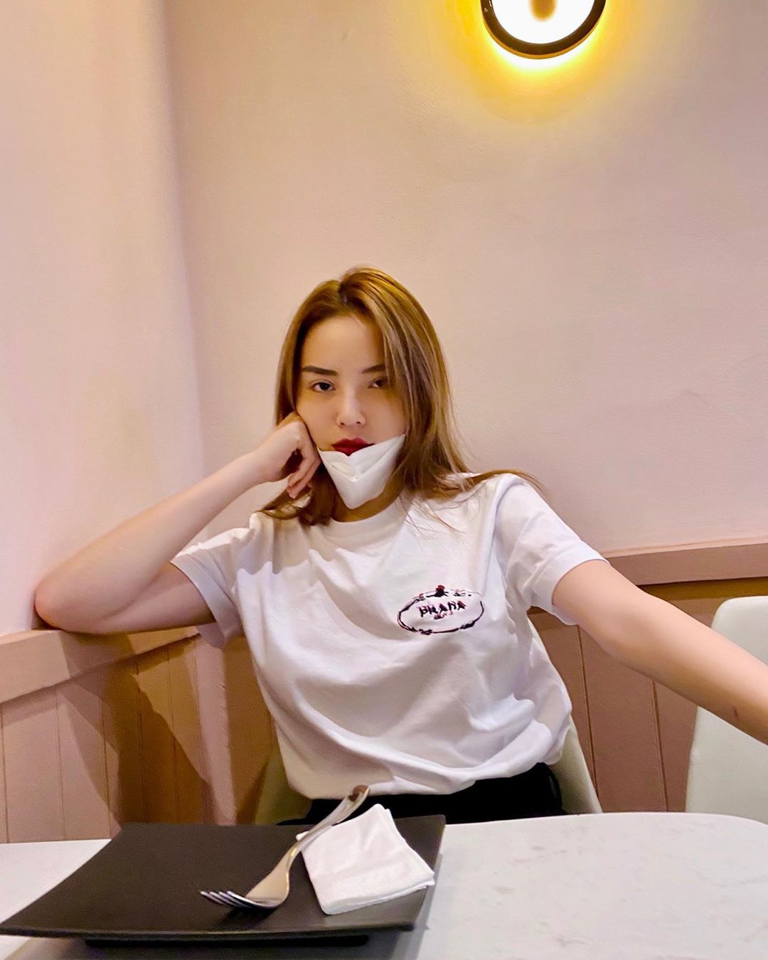 sao viet phoi do voi khau trang anh 9