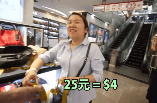 Chang trai Tay thu mac ca khi mua tui fake tai Trung Quoc hinh anh