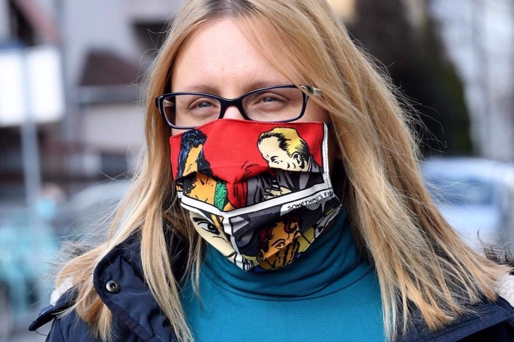 Khau trang mang y nghia tich cuc chay hang trong mua dich Covid-19 hinh anh