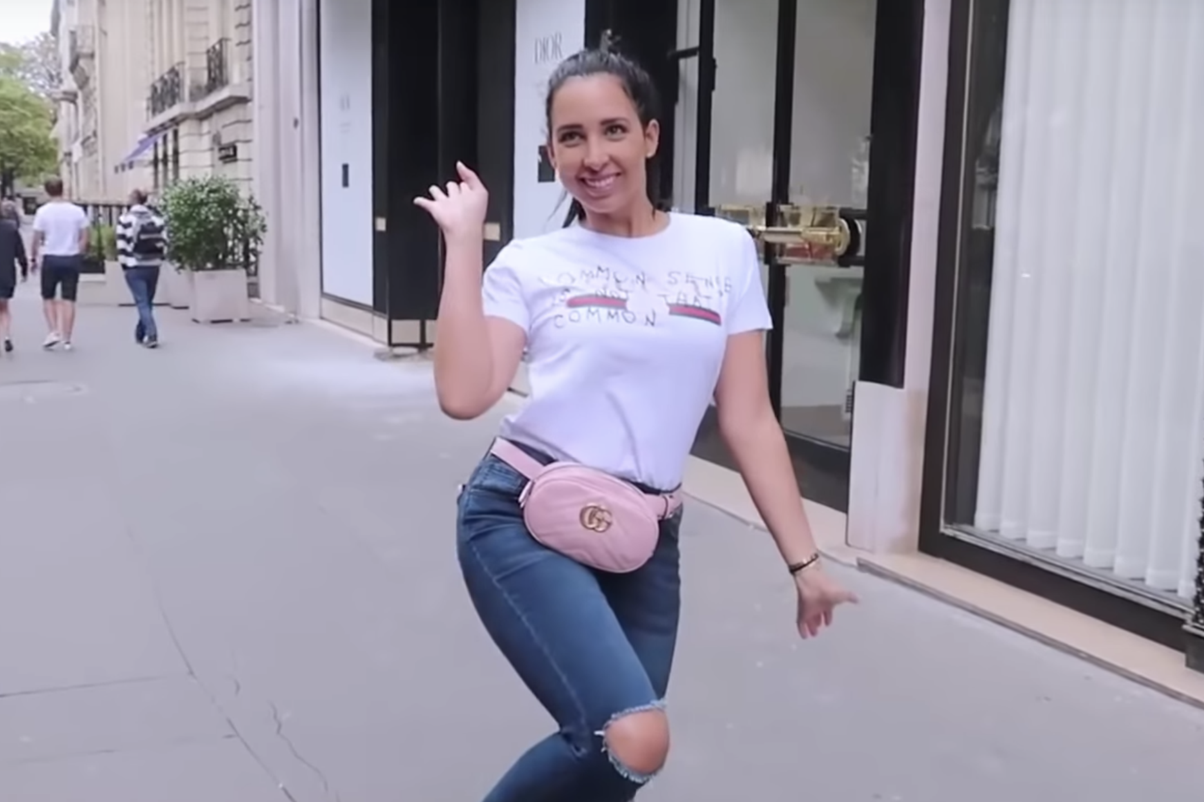 Co gai bi doi xu lanh nhat khi mac do fake mua sam tai Gucci hinh anh