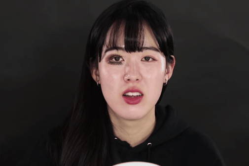 Cac co gai Han Quoc thi nhau lam mat to hon hinh anh