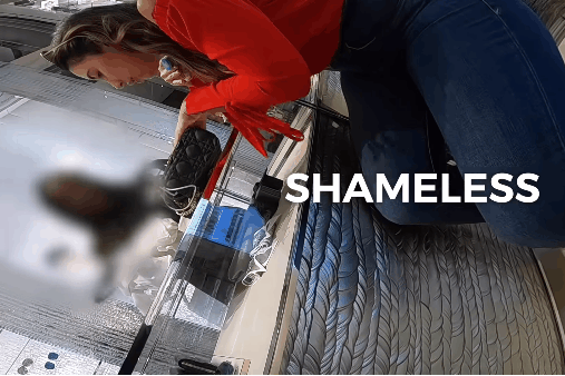 Co gai bi lo di khi xach tui fake vao Dior mua sam hinh anh