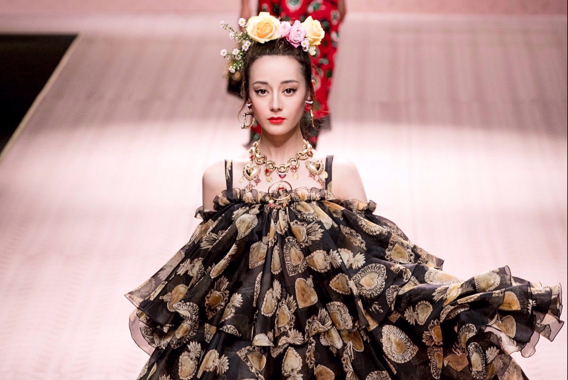 Dich Le Nhiet Ba va dan sao chau A sai buoc tren san catwalk hinh anh