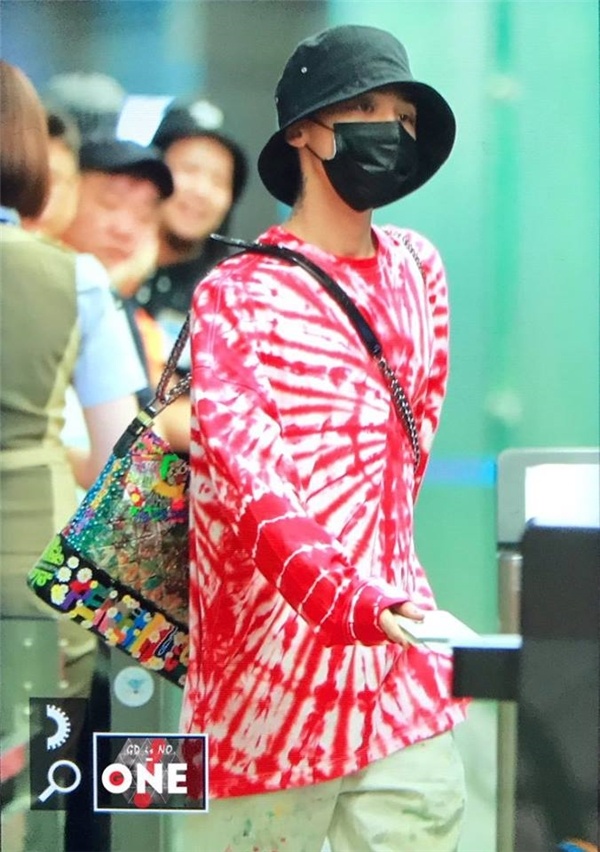 gdragon vẽ hoa lên túi hiệu ảnh 7 gdragon ve hoa len tui hieu anh 7