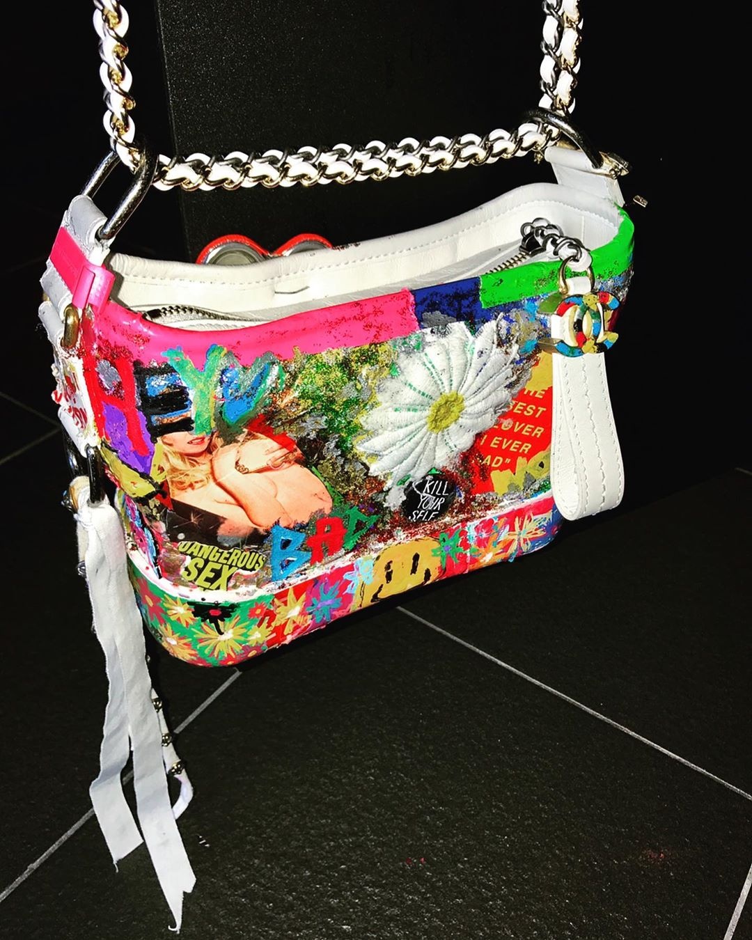 gdragon vẽ hoa lên túi hiệu ảnh 1 gdragon ve hoa len tui hieu anh 1