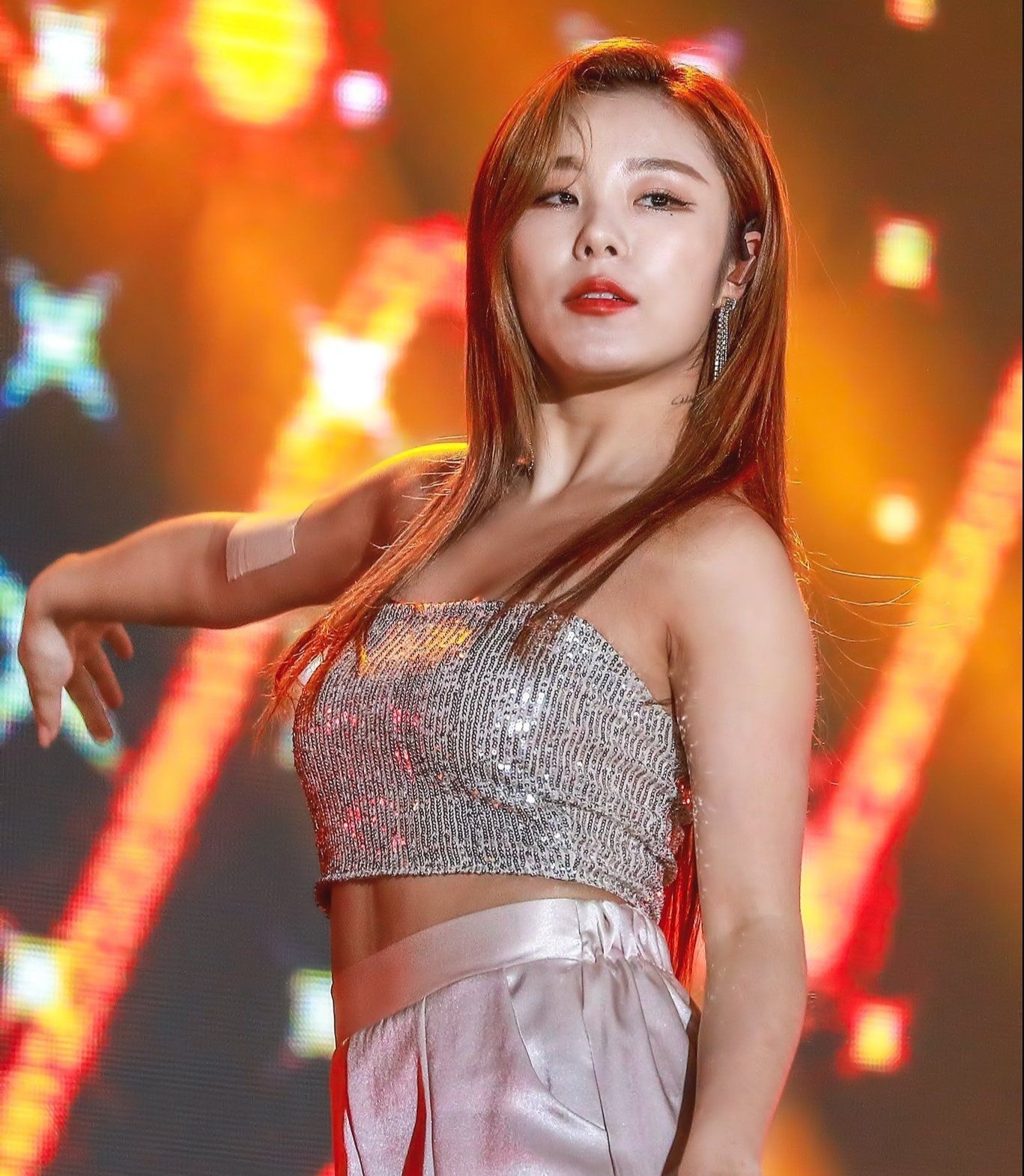 wheein mac do sexy len san khau anh 3
