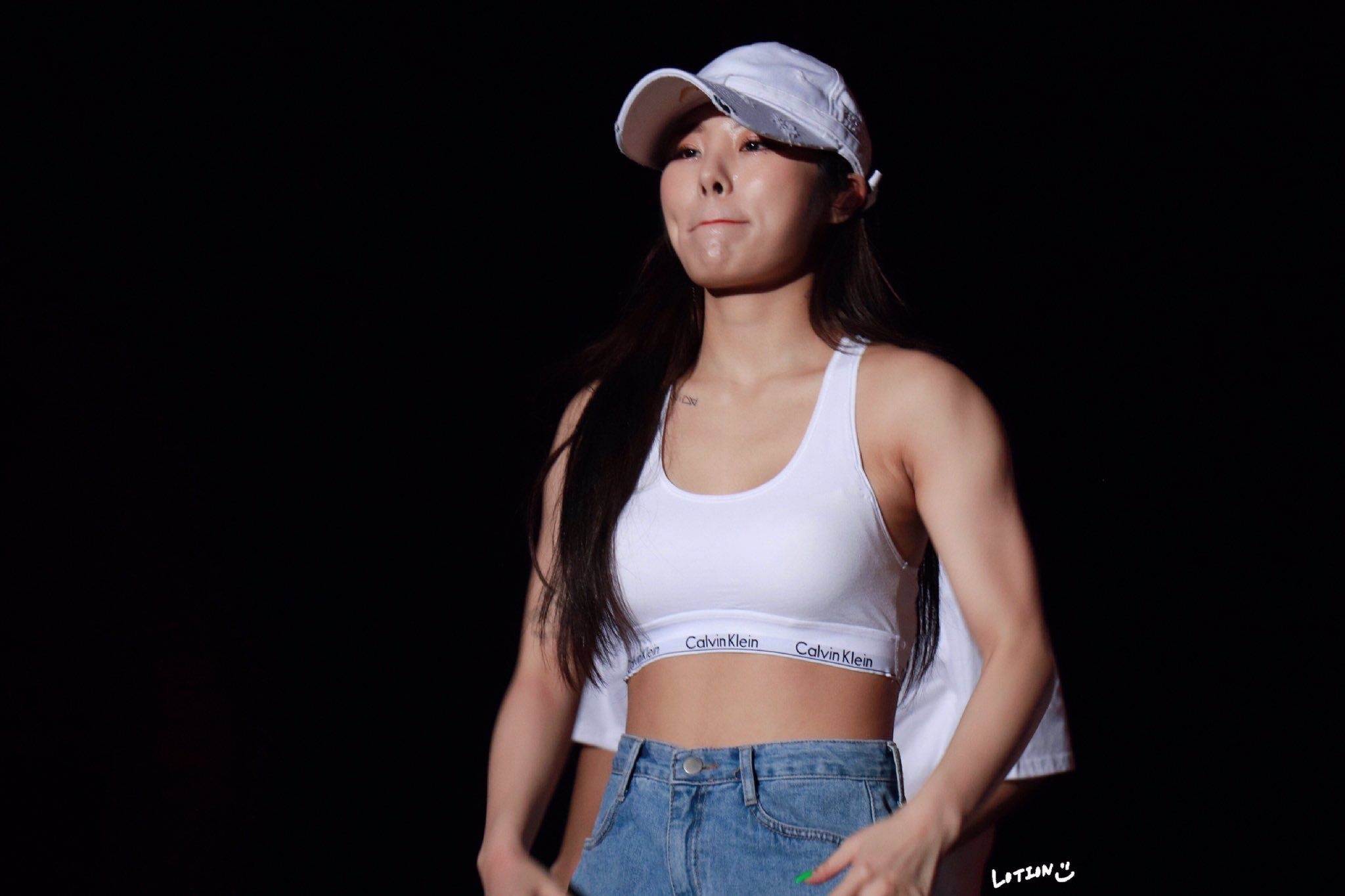 wheein mac do sexy len san khau anh 4