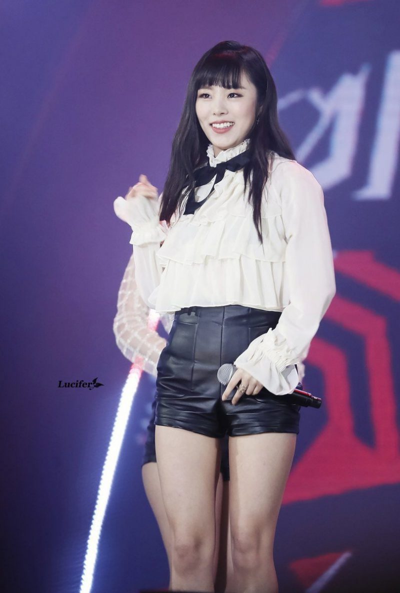 wheein mac do sexy len san khau anh 8