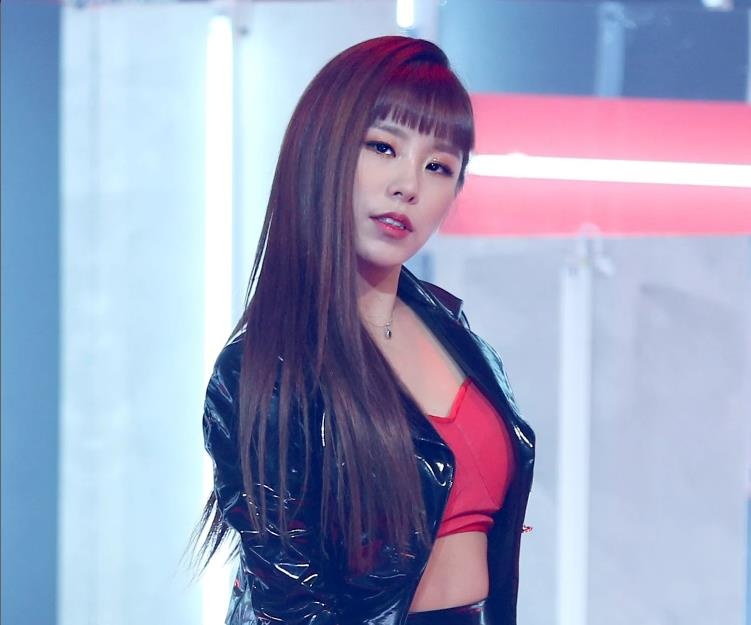 wheein mac do sexy len san khau anh 7