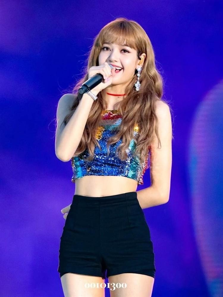 những lần Lisa trở thành biểu tượng thời trang ảnh 2 nhung lan Lisa tro thanh bieu tuong thoi trang anh 2