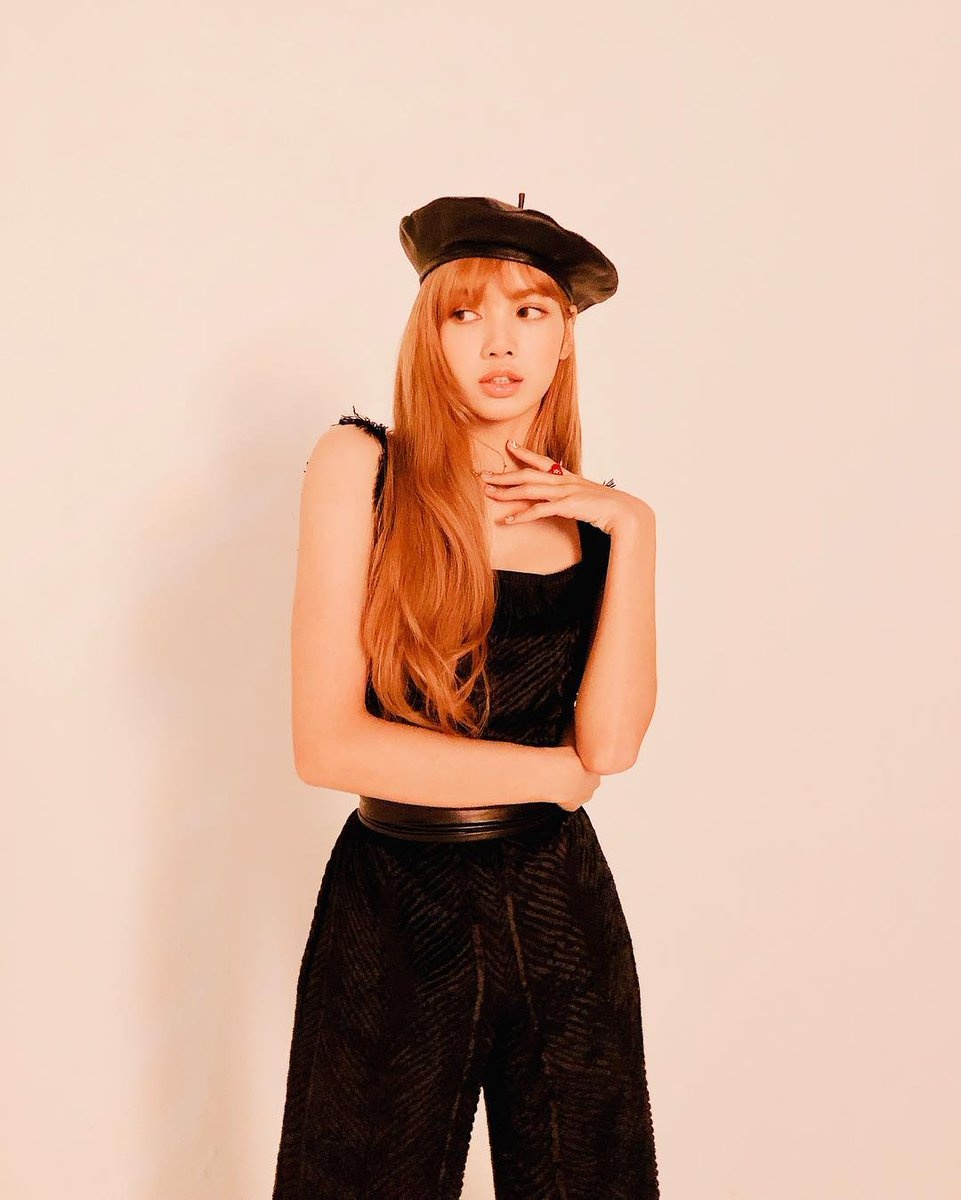 những lần Lisa trở thành biểu tượng thời trang ảnh 9 nhung lan Lisa tro thanh bieu tuong thoi trang anh 9