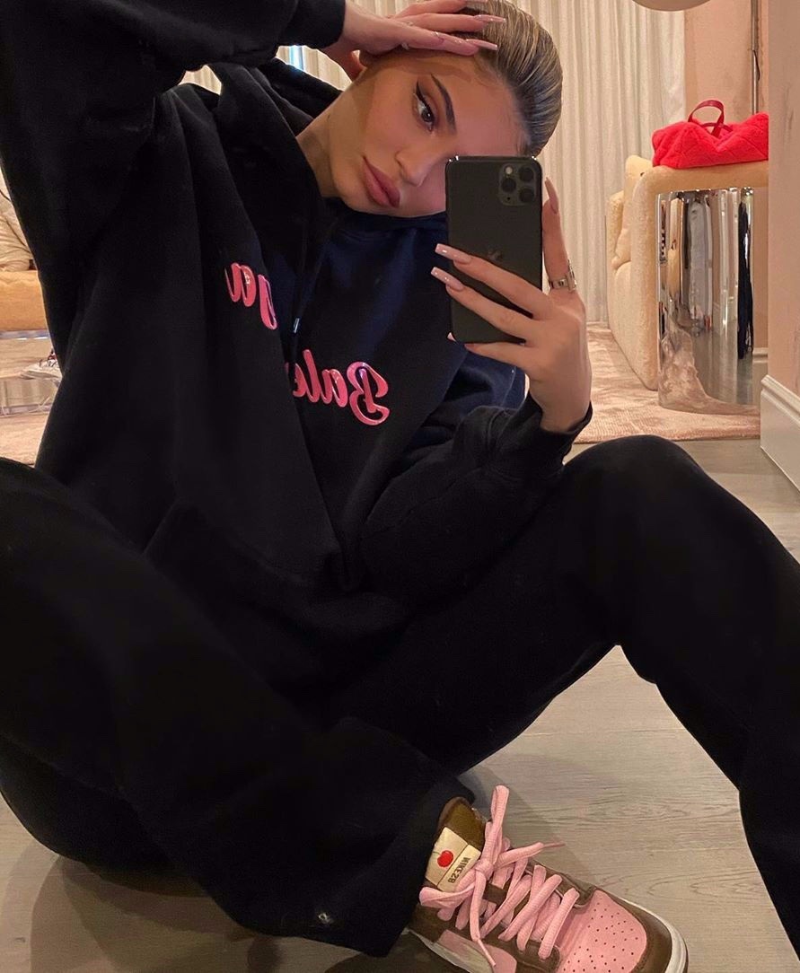 Kylie Jenner trang diem dam o nha anh 3