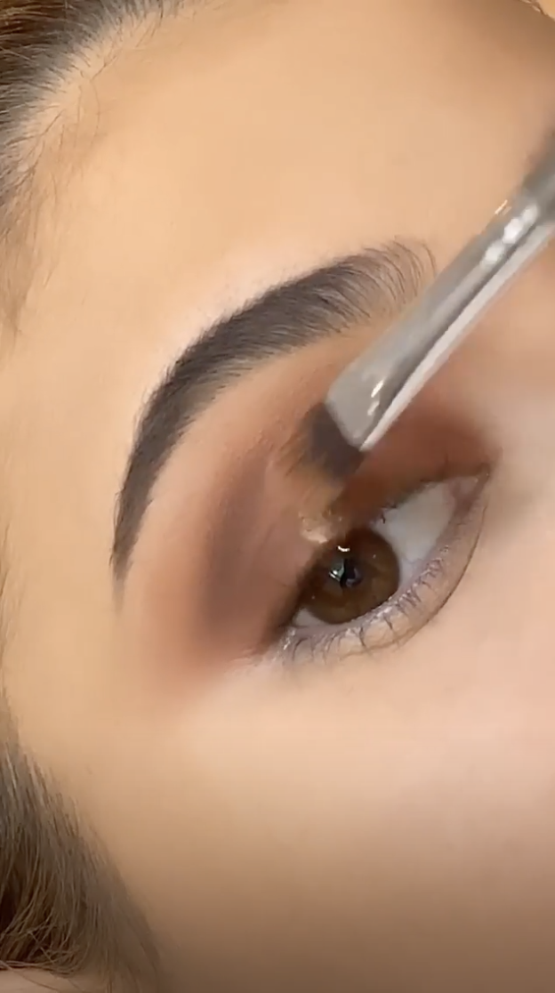 Kylie Jenner trang diem dam o nha anh 1