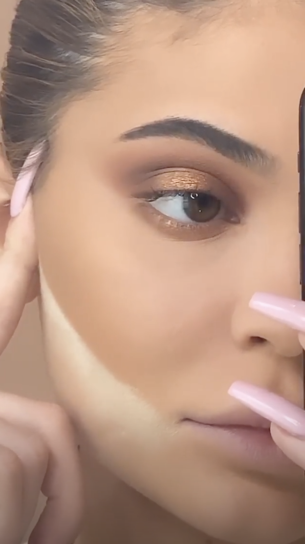 Kylie Jenner trang diem dam o nha anh 2