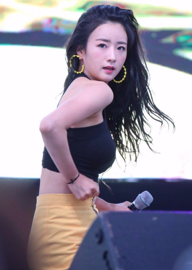 yoon bomi va shin se kyung dien trang phuc sexy anh 8