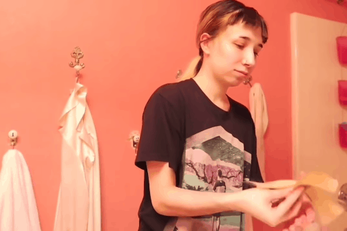 Co gai pha hong toc mai vi tu cat o nha hinh anh