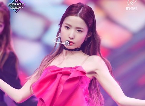 Con gai Nhat Ban bi nhieu nguoi nem da khi tang can hinh anh