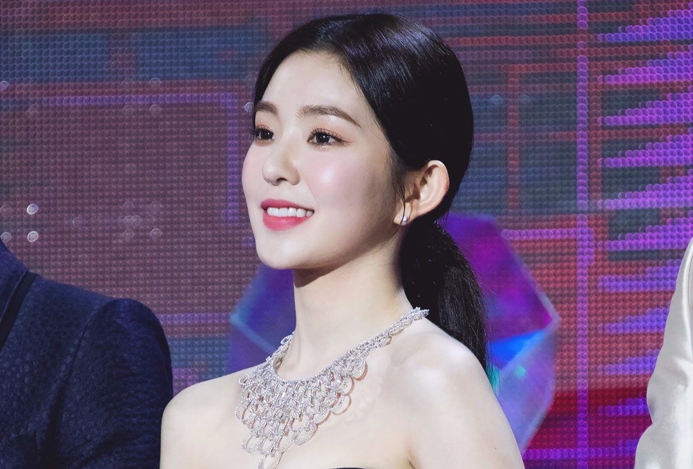 Fan phat hien Irene toan deo trang suc dat do, co vong co 200.000 USD hinh anh