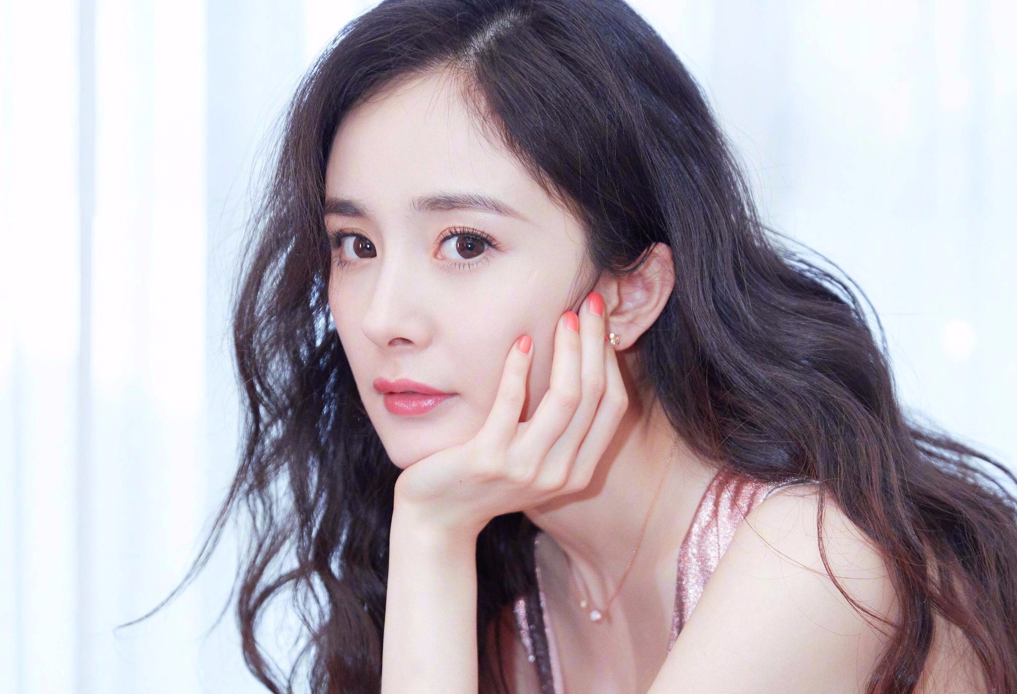 Duong Mich quyen ru trong quang cao vay ngu hinh anh