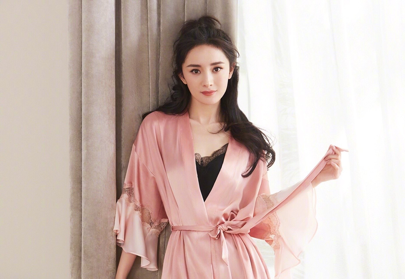 Duong Mich dien vay ngu chup anh cho hang noi y Victoria's Secret hinh anh