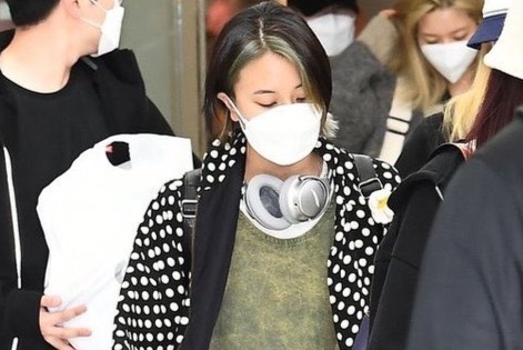 My nhan TWICE mac vay loang lo, nhuom toc nhu ba gia ra san bay hinh anh