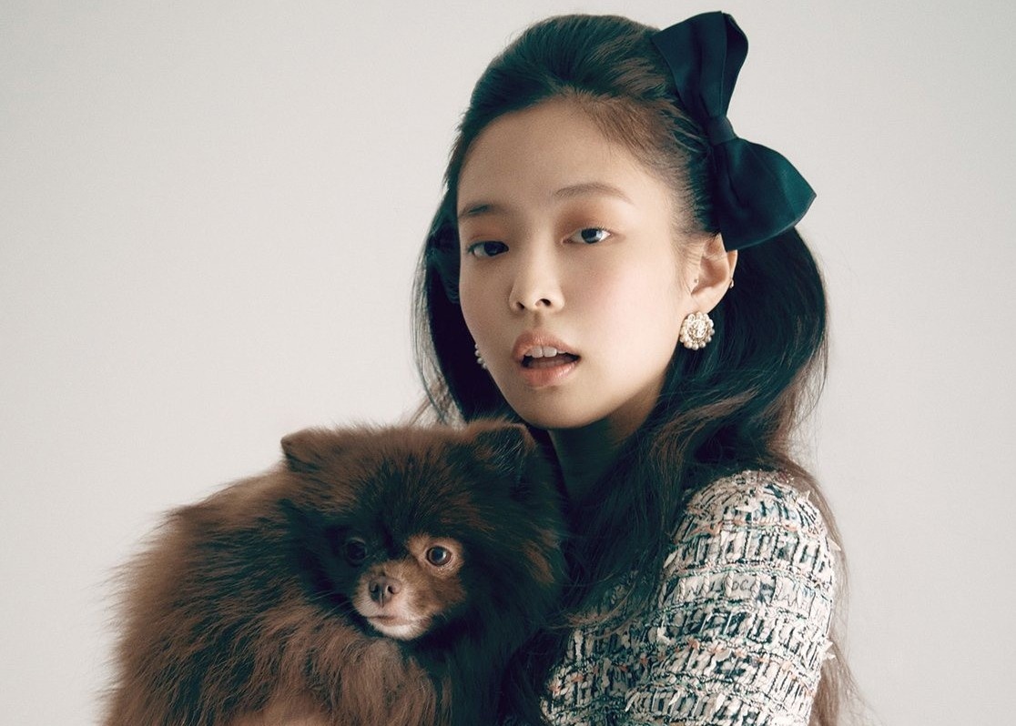 Jennie be cho cung, dien vay Chanel 15.000 USD len tap chi hinh anh
