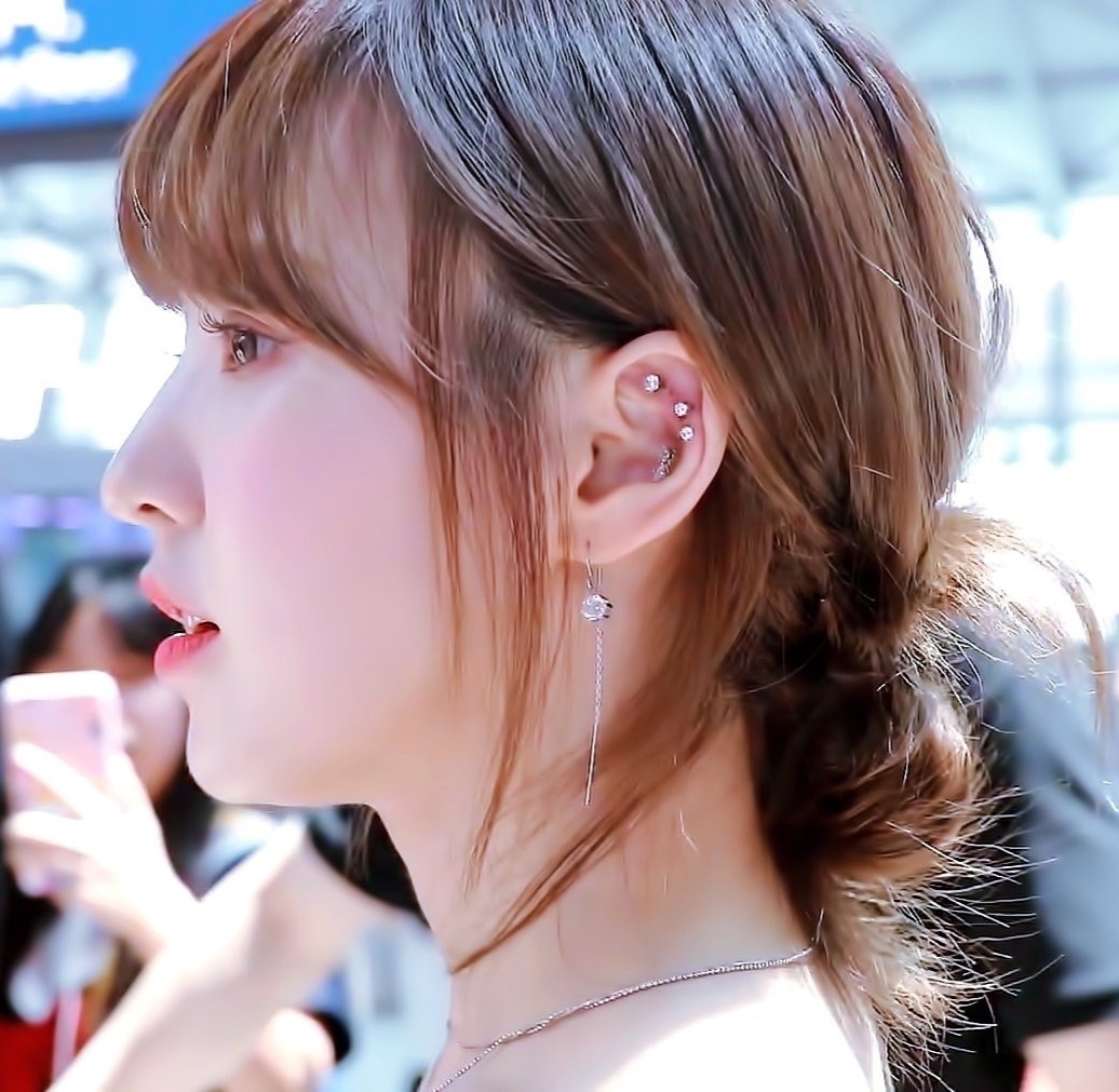 idol bấm khuyên dọc vành tai ảnh 5 idol bam khuyen doc vanh tai anh 5