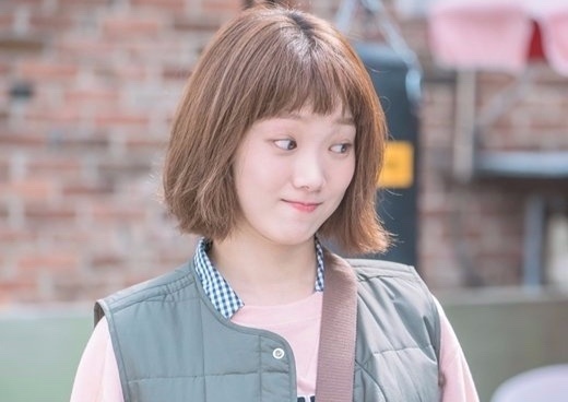 Lee Sung Kyung cat mai ngo, khoe giong hat khi lai xe hinh anh