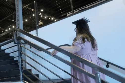 Co gai gap rac roi khi thu an mac va di dung nhu cong nuong hinh anh