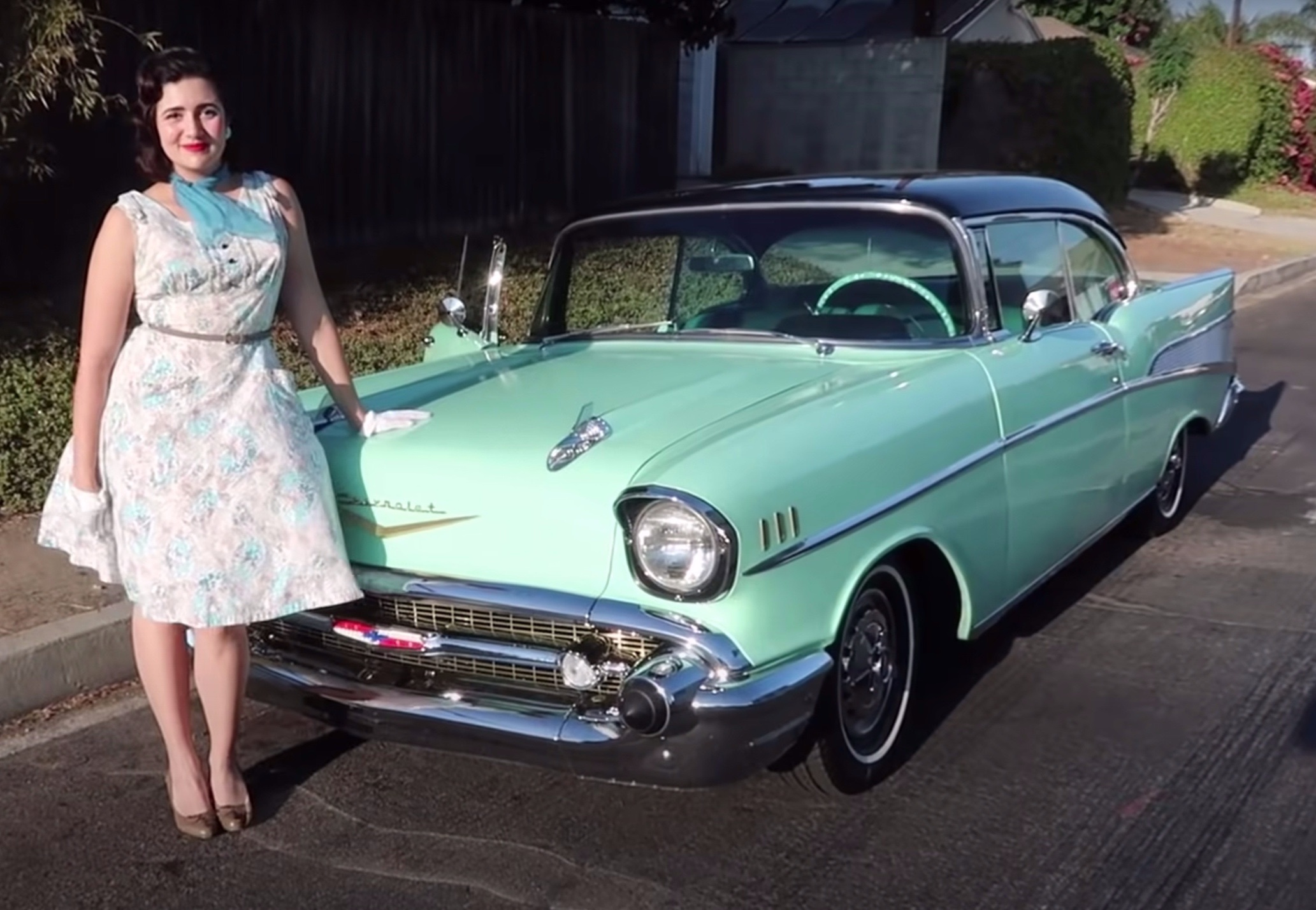 Co gai thay la lam khi an dien theo phong cach cua nam 1950 hinh anh