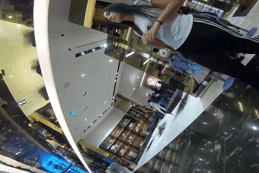 Co gai bi nhan vien bam theo khi mac do re tien vao hang Gucci hinh anh