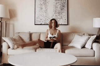 Co gai khoe tai uon deo, xoac chan trong luc lam viec nha hinh anh