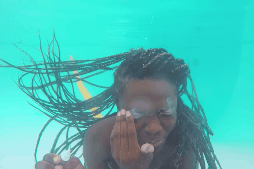 Co gai khong nhin thay gi khi trang diem duoi nuoc giong nang tien ca hinh anh