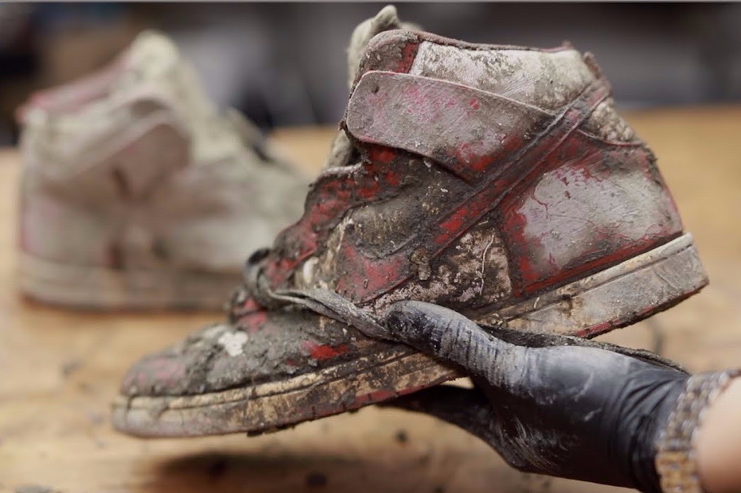 Chang trai noi tieng nho lam moi giay Nike vut di, dinh day bun hinh anh