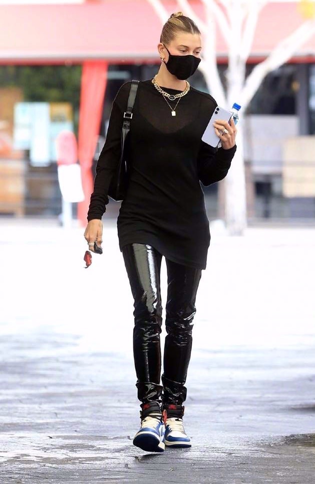 Hailey Bieber deo giay 1.700 USD anh 1