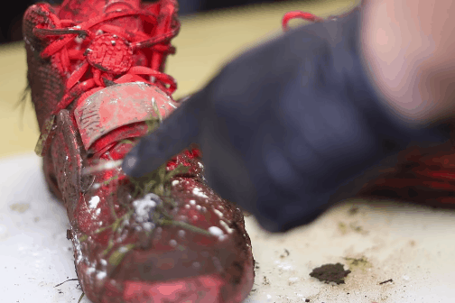 Lam sach giay Yeezy dinh day bun gia 7.000 USD hinh anh